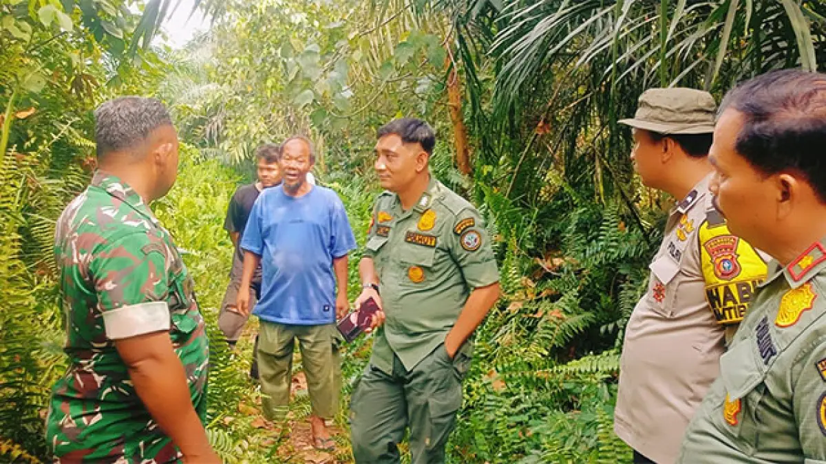 Tim Gabungan BBKSDA Riau bersama masyarakat Pasir Putih, Siak Hulu, Kampar, turun ke lokasi yang sempat disebut menjadi tempat kemunculan harimau. (Ft BBKSDA Riau)