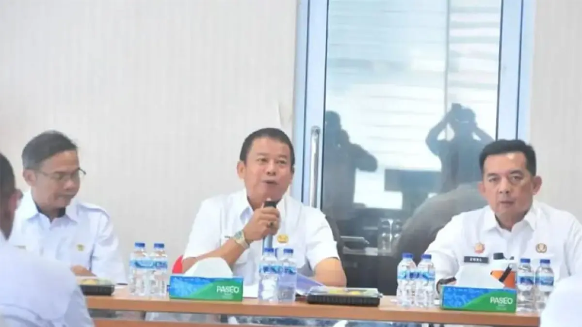 Wabup Inhu Ir H Hendrizal MSI didampingi Sekdakab Zulfahmi Adrian AP MSI dan Asisten Administrasi Umum, Risdiwiantoro SE pada rapat persiapan HUT RI, Kamis (13/8/2026). (Diskominfo Inhu)