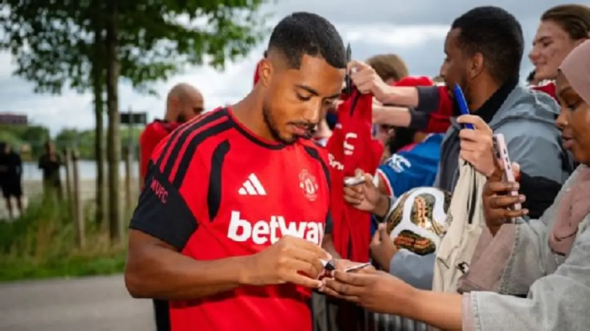 Youri Tielemans mengungkapkan bahwa ia dua kali didekati oleh Manchester United sebelum akhirnya menandatangani kontrak dengan mereka musim panas ini. (Ash Donelon/Manchester United via Getty Images)