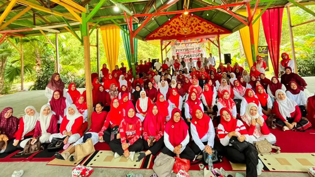 FOTO BERSAMA: Kepala Perwakilan BKKBN Provinsi Riau Mhd Irzal SE ME dan Ketua Umum DPD IPeKB Provinsi Riau periode 2023–2027 Sri Rezeki SIKom, foto bersama  penyuluh KB SE Provinsi Riau di Alam Mayang, Pekanbaru, Rabu (12/8/2026). (Prapti Dwi Lestari/riau pos)