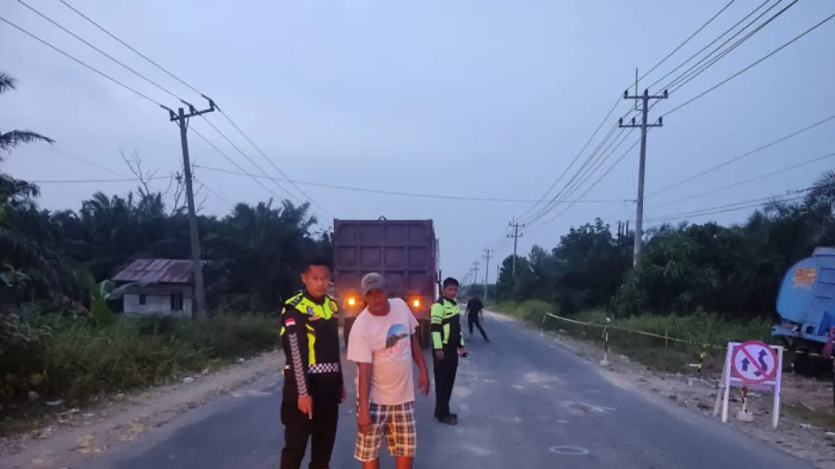 Personel Sat Lantas Polres Pelalawan melakukan olah TKP kecelakaan lalu lintas di Jalan Lintas Timur KM 83-84 Desa Kemang Kecamatan Pangkalan Kuras Kabupaten Pelalawan, tepatnya tak jauh dari buka tutup Jalan Lintas Provinsi, Kamis (13/8/2026) malam kemarin. (Istimewa)
