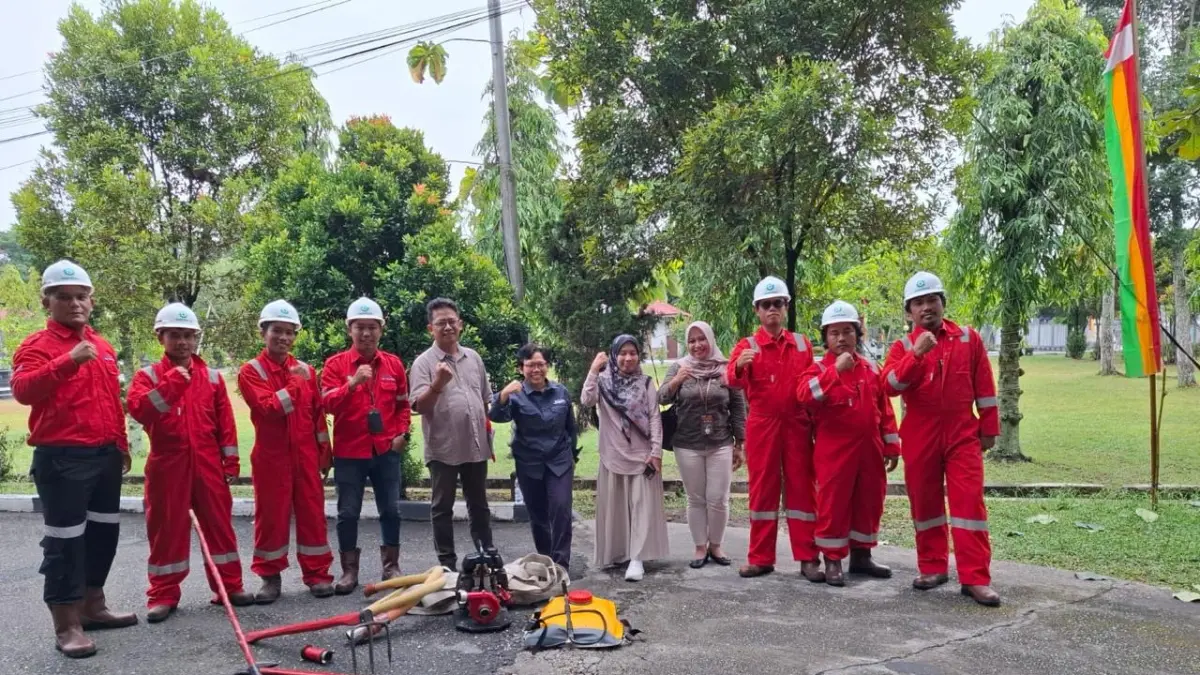 Anggota APHI Riau salam komando dalam rangka kesiapsiagaan bencana dalam menghadapi ancaman karhutla.(APHI RIAU UNTUK RIAUPOS.CO)