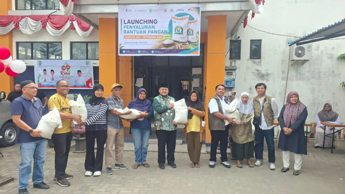 Asisten II Setdakab Inhu Indrawansyah SE MSI didampingi Pimpinan Perum Bulog Kantor Cabang Rengat, Ahmad Sukarni Lubis saat melaunching  penyaluran bantuan pangan di Kantor Camat Rengat, Jumat (14/8/2026). (Bulog Rengat untuk Riaupos.co)