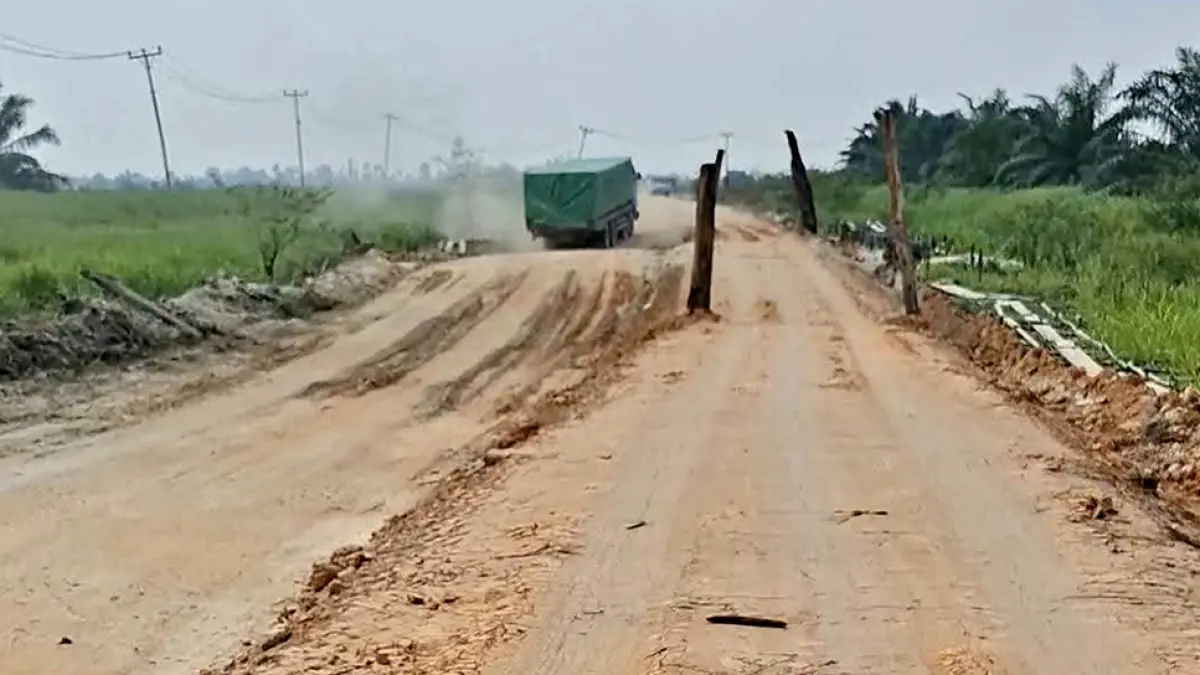 BERDEBU: Kondisi ruas Jalan Sontang-Duri yang selesai ditimbun Dinas PUPR-PKP Riau menimbulkan debu saat dilintasi kendaraan, Kamis (13/8/2026). (Warga Sontang untuk Riau pos
)