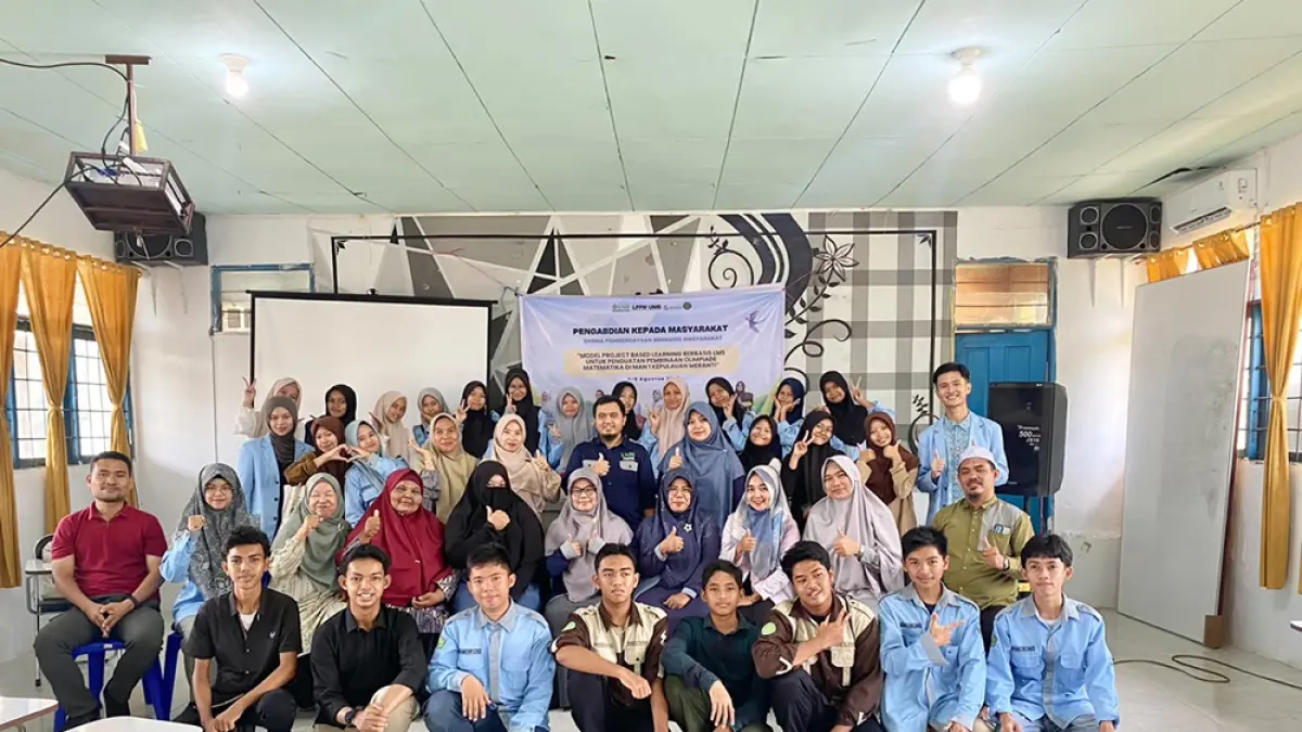 FOTO BERSAMA: Ketua dan anggota Tim Pengabdian Universitas Riau foto bersama guru dan siswa MAN 1 Kepulauan Meranti usai peluncuran LMS, Jumat (7/8/2026). (Unri untuk Riau Pos)