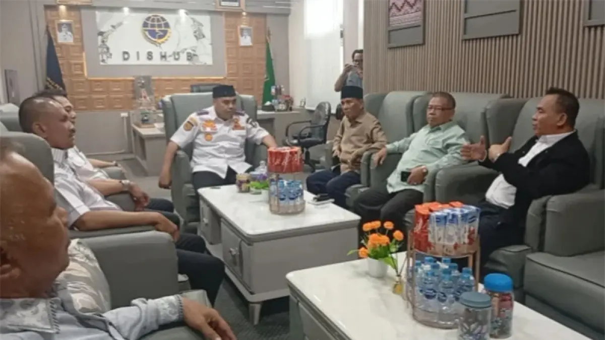Kadis Perhubungan Ardiansyah bersama tim percepatan pembangunan daerah sedang berbincang dengan CEO PT GBSI sebelum penanda tanganan PKS terkait dengan E tiketing pada,.Rabu (12/8/2026). (Istimewa)