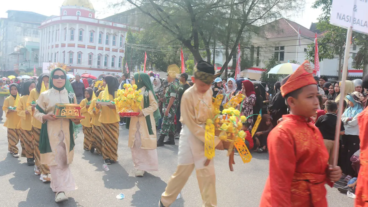 KARNAVAL: Peserta karnaval menampilkan adat budaya Melayu berupa tepak sirih dan balai pada saat karnaval menyambut Hari Kemerdekaan RI-ke-81 di depan Kantor BPKAD Rohil di Bagansiapiapi, Kamis (13/8/2026).(zulfadhli/riau pos)