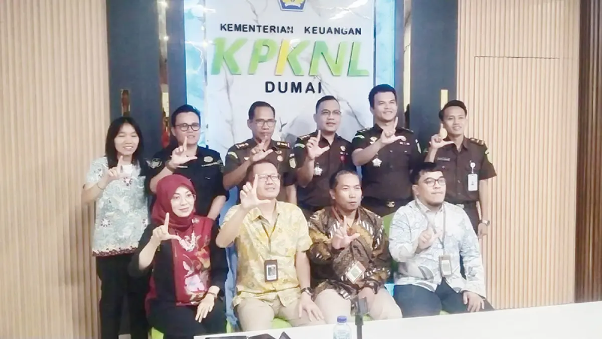 Kepala KPKNL Dumai Abdul Latif berfoto bersama Pejabat Lelang dan perwakilan beberapa kejaksaan negeri di Riau usai lelang serentak barang rampasan negara di KPKNL Dumai, Kamis (13/8/2026). (KPKNL Dumai untuk riau pos)