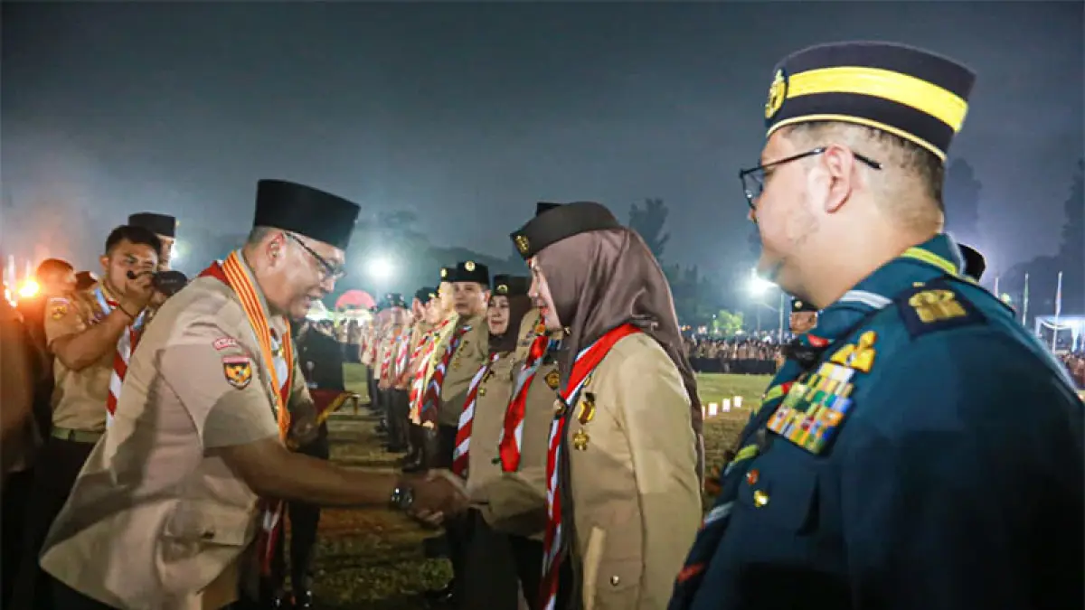 Ketua Kwarcab Pramuka Kota Pekanbaru Sulastri Agung menerima Penghargaan Lencana Darma Bakti dari Ketua Kwartir Nasional Pramuka Komjen Pol (Purn) Budi Waseso, Kamis (14/8/2026). (ISTIMEWA)
