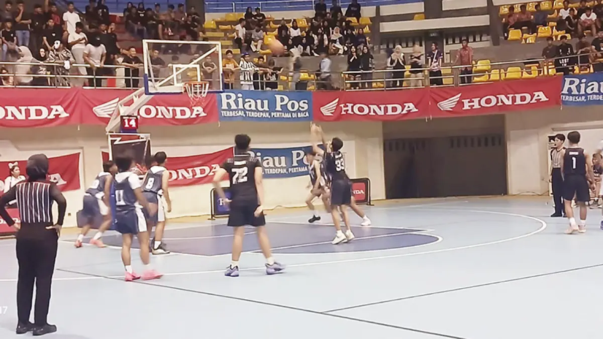 Pemain basket SMAN 1 Bangkinang (hitam) berusaha memasukkan bola ke ring saat menghadapi  SMAN 1 Ujung Batu pada pertandingan Riau Pos-HSBL 2026 Bangkinang Series di Hall A Sport Center, Kamis (13/8/2026).(Kamaruddin/Riau Pos)