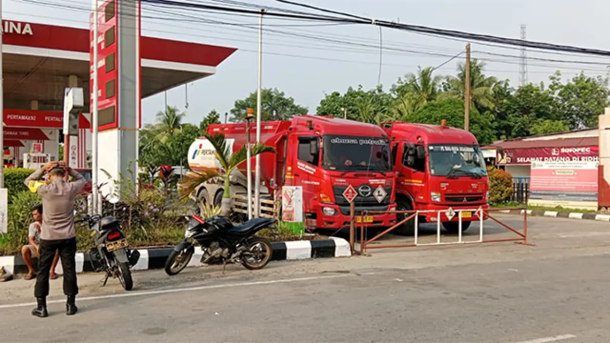 Pengisian BBM di SPBU Sungai Jering Kecamatan Kuantan Tengah, Jumat (14/8/2026) masih normal. Pemkab Kuansing meminta tambahan kuota BBM untuk SPBU selama pacu jalur. Foto Desriandi Candra