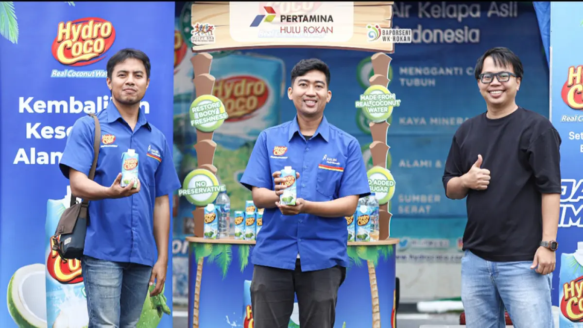 PERLIHATKAN PRODUK: Karyawan Hydro Coco saat memperlihatkan produk, beberapa waktu lalu. (Hydro Coco untuk Riau Pos)
