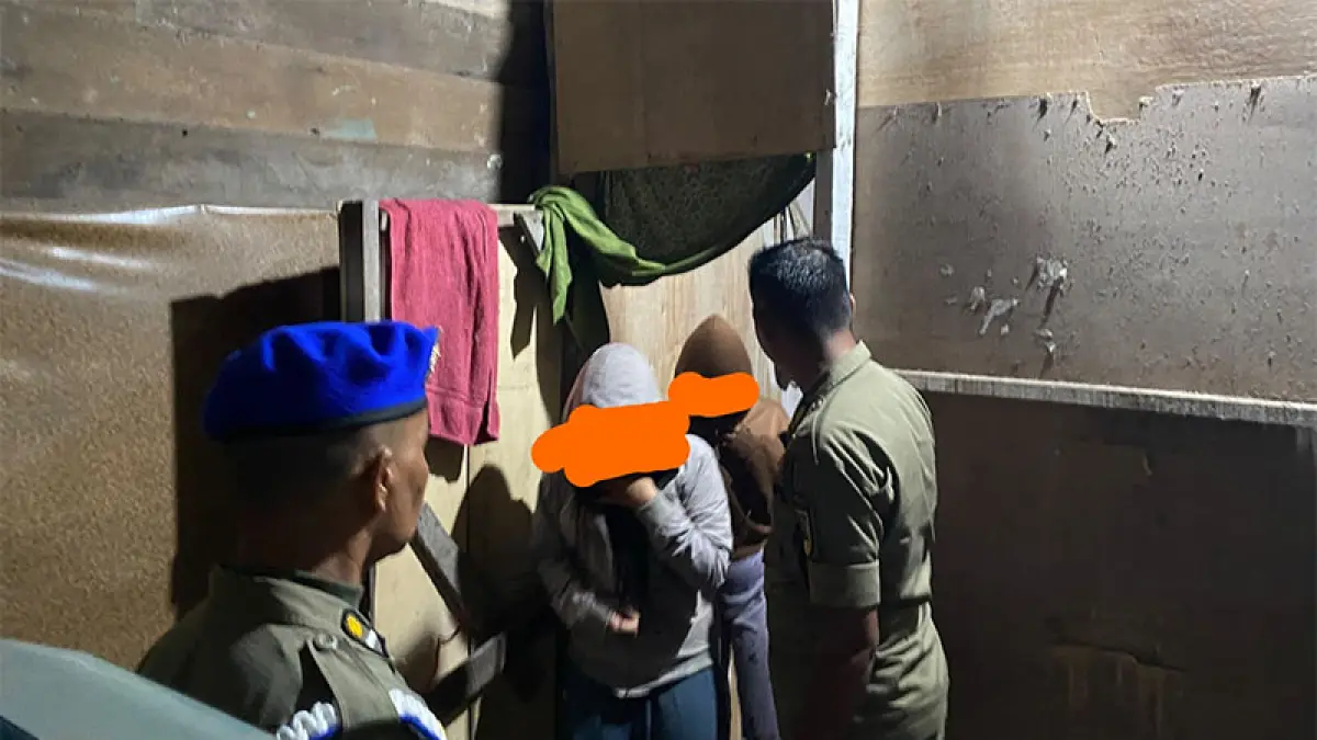 Personel Satpol PP-PKP Kuansing mengamankan wanita penghibur di warung remang-remang Desa Koto Sentajo Kecamatan Sentajo Raya, Kamis (13/8/2026) malam. Foto Satpol PP-PKP Kuansing