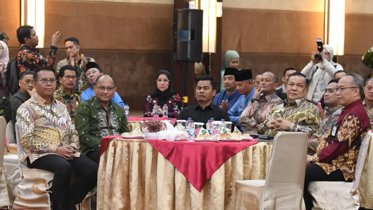 Plt Gubernur Riau, SF Haryanto (dua dari kanan) dalam rangkaian Riau Investment Award 2026 yang digelar bersempena Hari Jadi ke-69 Provinsi Riau