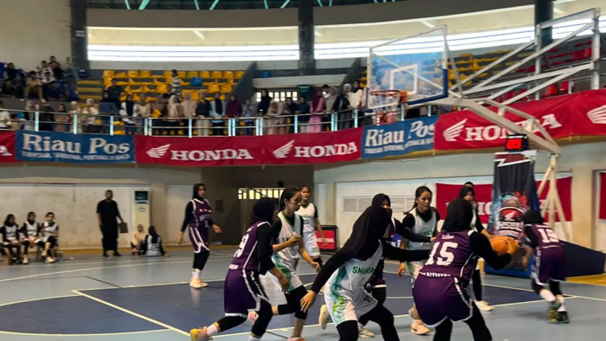 SMAN 1 Kampar (kastum putih) menang telak melaqan SMAN 1 Tandun (ungu)  pada partai semi final Riau Pos HSBL 2026 Seri Bangkinang di Hall A Sport Centre Bangkinang, Jumat (14/8/2026). (Kamaruddin/Riaupos.co)