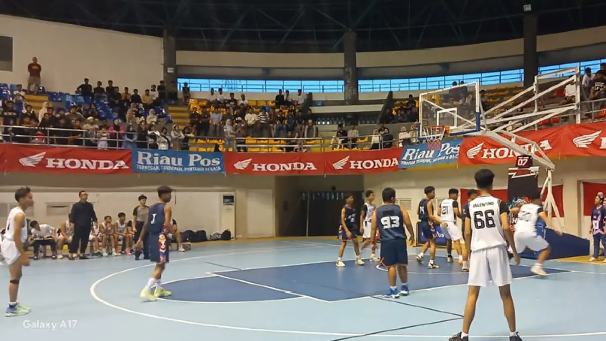 Tim basket putra SMAN 1 Bangkinang (putih) memastikan tiket ke final turnamen Riau Pos-HSBL 2026 Seri Bangkinang setelah mengalahkan SMAN 2 Tambang pada laga semifinal di Hall A Sport Centre Bangkinang, Jumat (14/8/2026). (Kamaruddin/Riaupos.co)