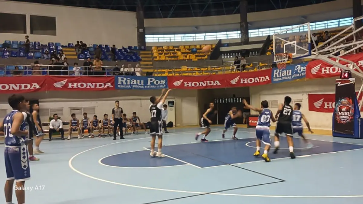 Tim basket putra SMAN Plus Riau (hijau lumut) memastikan tiket ke partai final Riau Pos-HSBL 2026 Seri Bangkinang usai menaklukkan SMAN 1 Tandun (biru) pada laga semifinal di Hall A Sport Centre Bangkinang, Jumat (14/8/2026). (Kamaruddin/Riaupos.co)