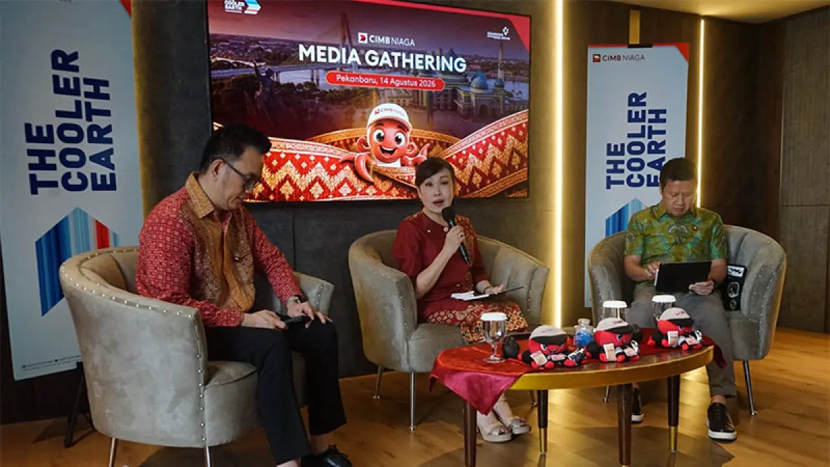 Presiden Direktur & CEO CIMB Niaga Lani Darmawan, didampingi Direktur Network & Digital Banking Budiman Tanjung (kanan), Head of Region Sumatera Niaga Irwan (kiri) memberi keterangan saat media gathering di Hotel Novotel Pekanbaru, Jumat (14/8/2026). (EVAN GUNANZAR/RIAUPOS.CO)
