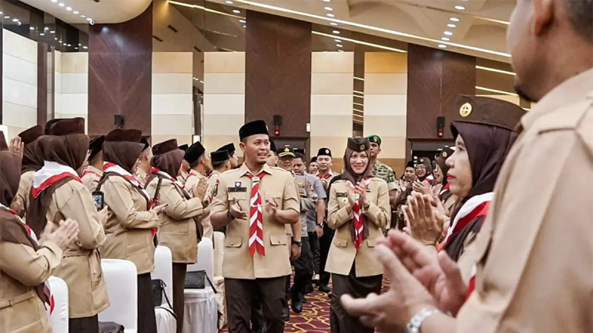 Wako Pekanbaru Agung Nugroho bersama Ketua Kwarcab Gerakan Pramuka Sulastri dalam acara Pramuka di Pekanbaru, baru-baru ini. (ISTIMEWA)