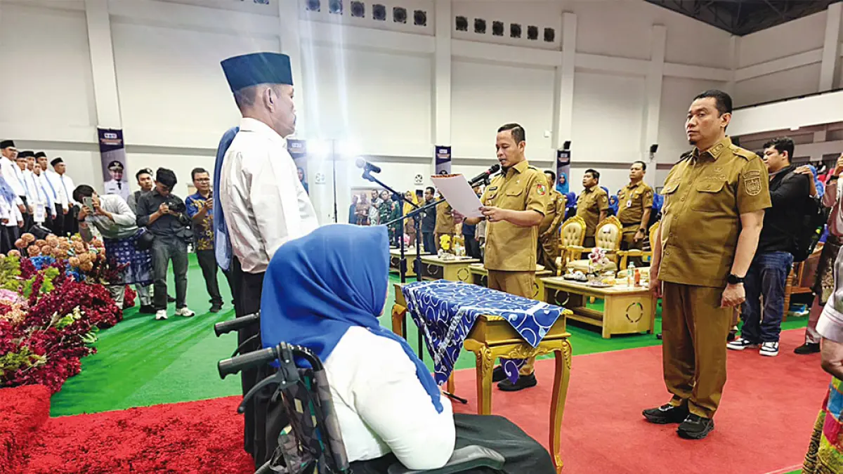 Wali Kota Pekanbaru Agung Nugroho didampingi Wakil Wali Kota Pekanbaru Markarius Anwar saat melantik RT dan RW se-Kecamatan Bina Widya di Student Center Kampus Unri, Pekanbaru, Selasa (11/8/2026). (M ALI NURMAN/RIAU POS)