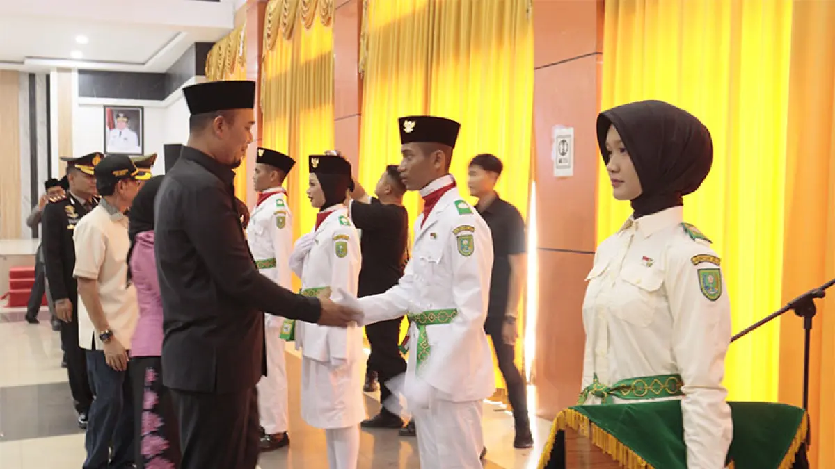 Bupati Inhu, Ade Agus Hartanto memberikan ucapan selamat kepada anggota Paskibraka usai dikukuhkan di Gedung Dang Purnama Rengat, Sabtu (15/8/2026). Foto: Diskominfotik Inhu
