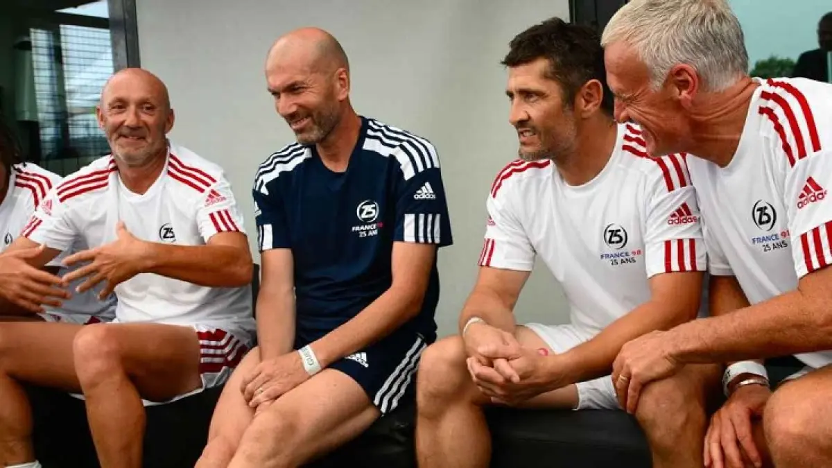 Fabien Barthez (kiri) bergabung dengan staf pelatih Prancis Zinedine Zidane (kedua dari kiri). (Christophe SIMON/AFP via Getty Images)