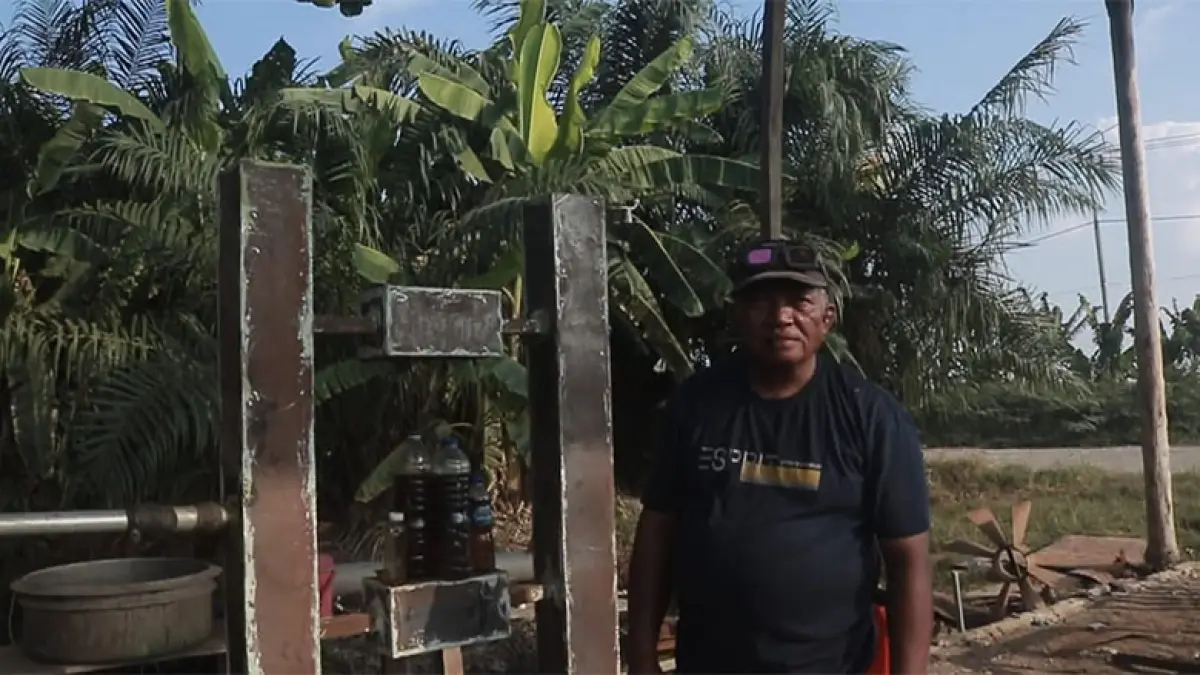 Inovator, Gunawan di depan peralatan pemanfaatan sampah plastik menjadi bahan bakar di Kepenghuluan Pedamaran kecamatan Pekaitan, baru-baru ini. (Zulfadhli).