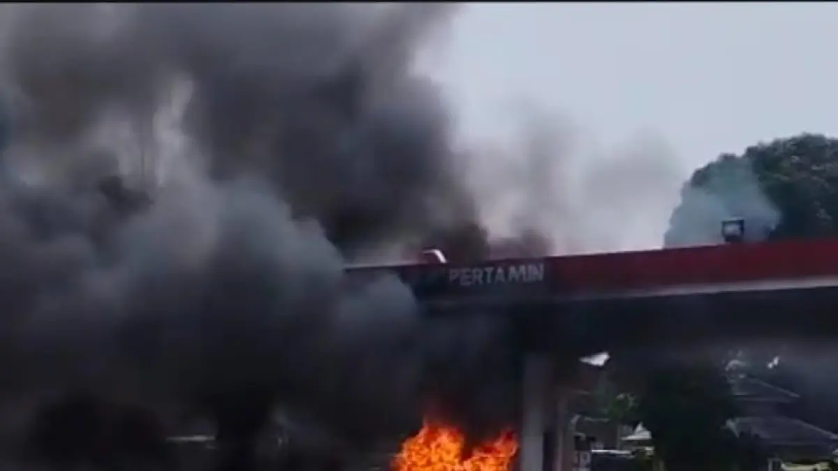 Karyawan SPBU Desa Lubuk Terap, Kecamatan Bandar Petalangan, Kabupaten Pelalawan bersama tim pemadam kebakaran berusaha memadamkan api yang berawal dari percikan mobil saat mengisi BBM, Jumat (14/8/2026).MUHAMMAD AMIN AMRAN/RIAU POS