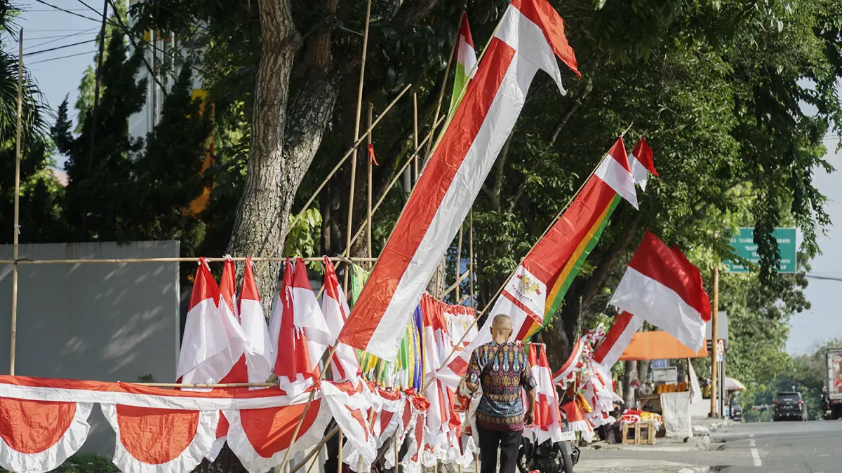 Pedagang bendera musiman sudah mulai berjualan di pedestrian di kawasan Jalan Jenderal Sudirman dalam menyambut Hut RI Ke 80, Pekanbaru. (MHD AKHWAN/RIAUPOS.CO)