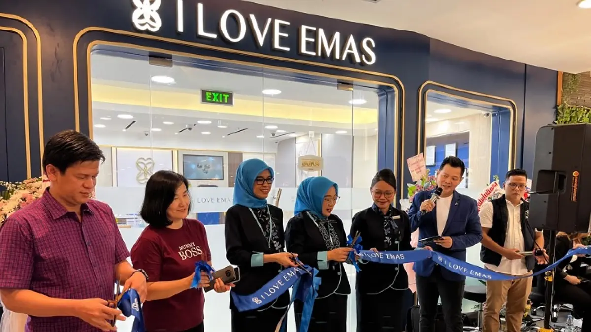Pengguntingan pita saat grand opening gerai I Love Emas di Mal SKA Pekanbaru, Sabtu (15/8/2026). (SITI AZURA/RIAUPOS.CO)