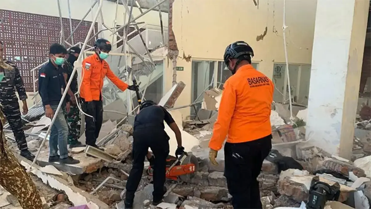 Personel Kantor SAR Maumere mengevakuasi korban bangunan roboh akibat guncangan gempa bumi bermagnitudo 7,7 di Nusa Tenggara Timur, Sabtu (15/8/2026). (ANTARA/HO-Kantor SAR Maumere/aa)
