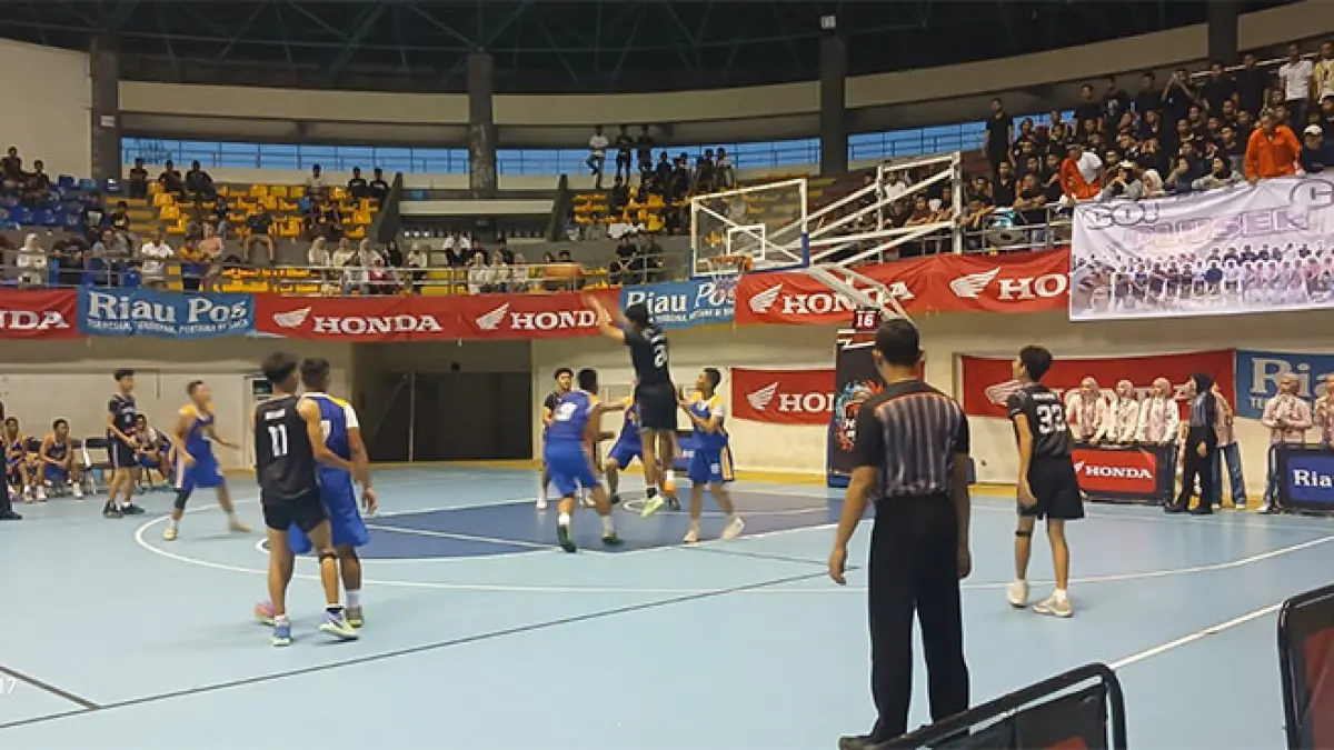 Tim basket putra SMAN 1 Bangkinang (kostum hitam) menjadi juara Riau Pos-Honda Student Basketball League (HSBL) 2026 Seri Bangkinang setelah di final menundukkan SMAN Plus Riau, Sabtu (15/8/2026). Kamaruddin/Riaupos.co