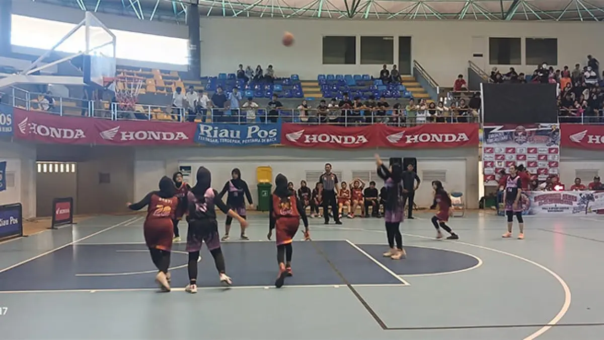 Tim basket putri SMAN 1 Kampar (kostum pink) meraih gelar juara Riau Pos-Honda Student Basketball League (HSBL) 2026 Seri Bangkinang, Sabtu (14/8/2026). Kamaruddin/Riaupos.co