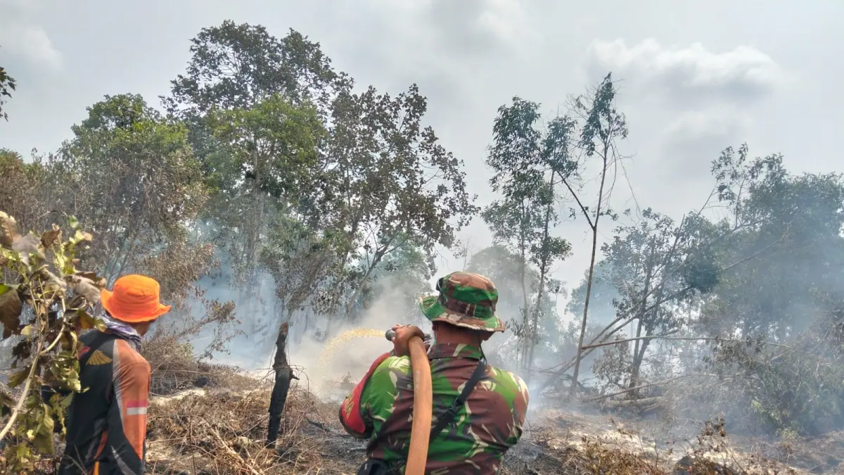 Tim gabungan berjibaku memadamkan api yang membakar lahan di Kabupaten Indragiri Hilir, Jumat (14/8/2026).  *2/Riau Pos