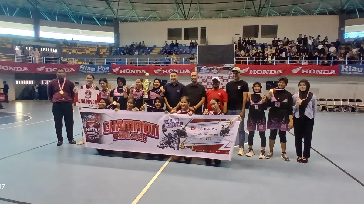 Promotion Department Head Capella Honda Riau Haryanto Budhiman, Ketua Perbasi Kampar Edo, dan Pimpinan Cabang Capella Honda Bangkinang Hasbi foto bersama pemenang Riau Pos-HSBL putri Seri Bangkinang dari SMAN 1 Kampar Hall A Sport Centre Bangkinang, Sabtu (15/8/2026). Kamaruddin/Riau Pos