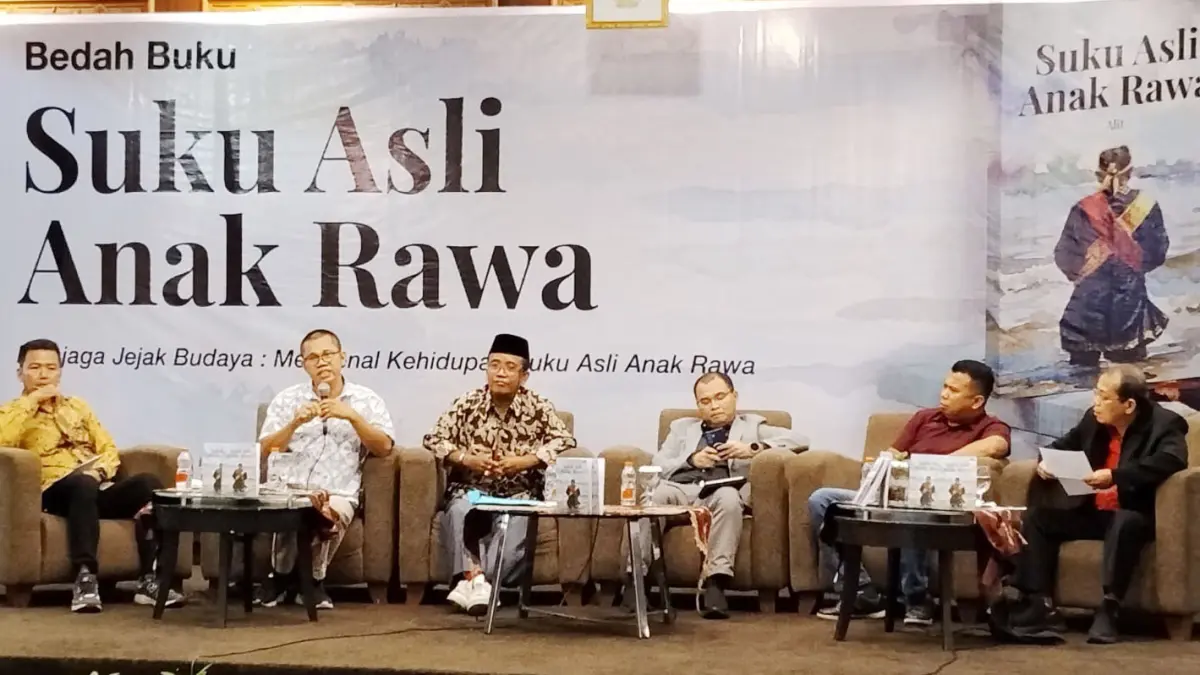 Dari kiri, penulis buku Alit, akademisi UIN Suska Riau Muhammad Ansor, Griven H Putra, Rektor Unilak Junaidi, Sekretaris Kampung Penyengat Anton, dan moderator Fakrunnas MA Jabbar saat diskusi dan bedah buku Suku Asli Anak Rawa di Pekanbaru, Kamis (6/8/2026). hary b koriun/riau pos