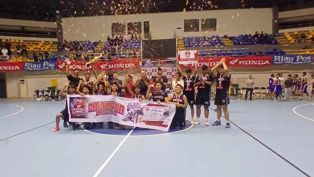 Promotion Department Head Capella Honda Riau Haryanto Budhiman, Ketua Perbasi Kampar Edo, dan Pimpinan Cabang Capella Honda Bangkinang Hasbi foto bersama pemenang Riau Pos-HSBL putra Seri Bangkinang dari SMAN 1 Bangkinang yang langsung berselebrasi di Hall A Sport Centre Bangkinang, Sabtu (15/8/2026).Kamaruddin/Riau Pos