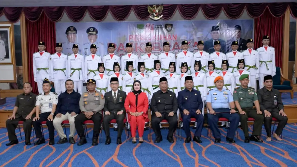Bupati Anton didampingi Wabup H Syafaruddin Poti dan Forkopimda foto bersama usai Pengukuhan 25 Anggota Paskibraka Rohul di Convention Hall Islamic Center Rohul, Sabtu (15/8/2026) malam. (Istimewa)