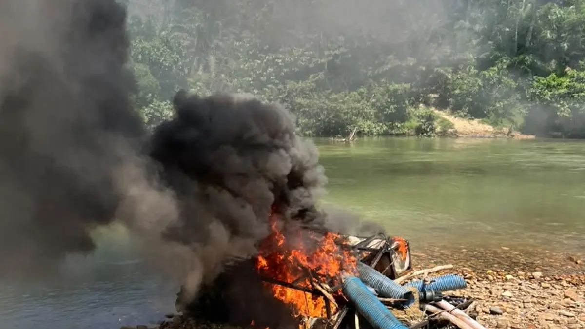 Jajaran Polsek Kampar Kiri melakukan penertiban terhadap aktivitas penambangan emas tanpa izin (PETI) di Sungai Batang Bio, Desa Koto Kampar Kiri Hulu, Kabupaten Kampar, Sabtu (15/8/2026).  (Humas Polres untuk Riaupos.co)