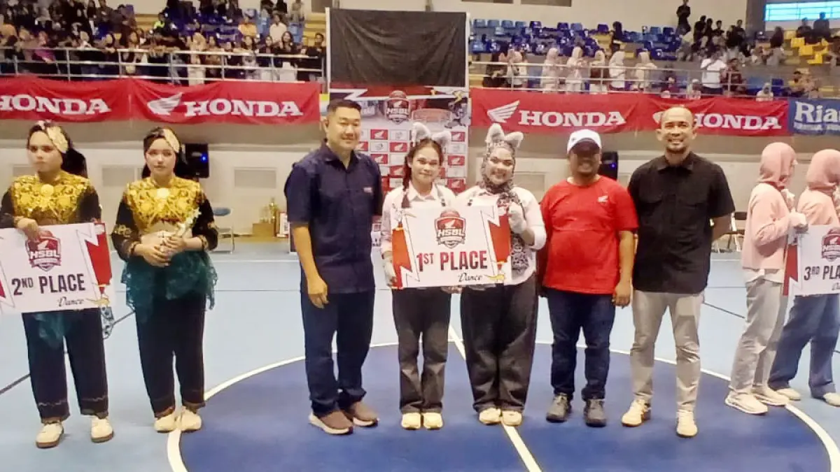 Promotion Department Head Capella Honda Riau Haryanto Budhiman (tiga kiri), Ketua Perbasi Kampar Edo (empat kanan), dan Pimpinan Cabang Capella Honda Bangkinang Hasbi  (tiga kanan) foto bersama dengan para pemenang Dance Competition dalam gelaran Riau Pos-HSBL 2026 Seri Bangkinang yang digelar di Hall A Sport Centre Bangkinang, Sabtu (15/8/2026).  Kamaruddin/riau pos