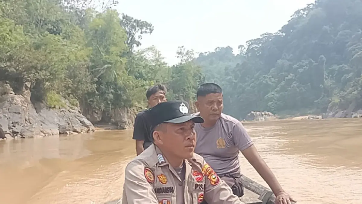Kapolsek Hulu Kuantan AKP P Aris Suranta SH MH bersama personel melakukan patroli sungai Kuantan hingga ke perbatasan Sumatera Barat, memastikan aktivitas PETI tidak ada, Sabtu (15/8/2026). (Polres Kuansing untuk Riaupos.co)