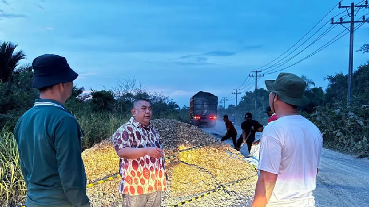 Kepala Dinas Pekerjaan Umum dan Penataan Ruang (PUPR) Kabupaten Siak Ardi Irfandi, turun menyaksikan proses penimbunan dengan base pada Ahad (16/8/2026). (Istimewa)