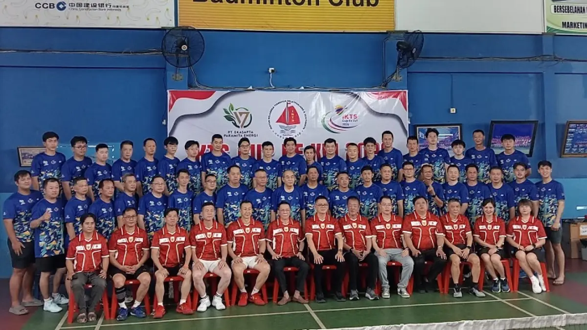 Ketua IKTS Pekanbaru Tohan foto bersama peserta IKTS Cup XVI tahun 2026, Sabtu (15/8/2026). (Prapti Dwi Lestari/Riaupos.co)