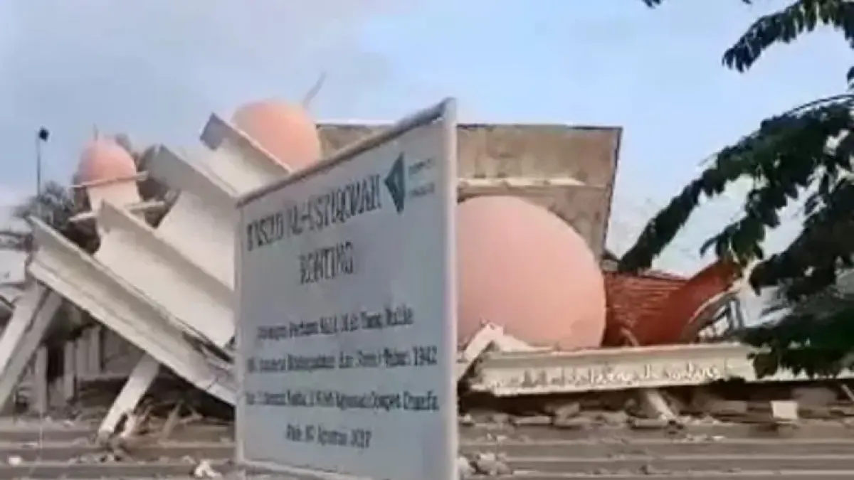 Masjid rusak di Kampung Ronting Manggarai Timur NTT akibat gempa magnitudo 7,7 pada Sabtu pagi (15/8/2026). (istimewa)