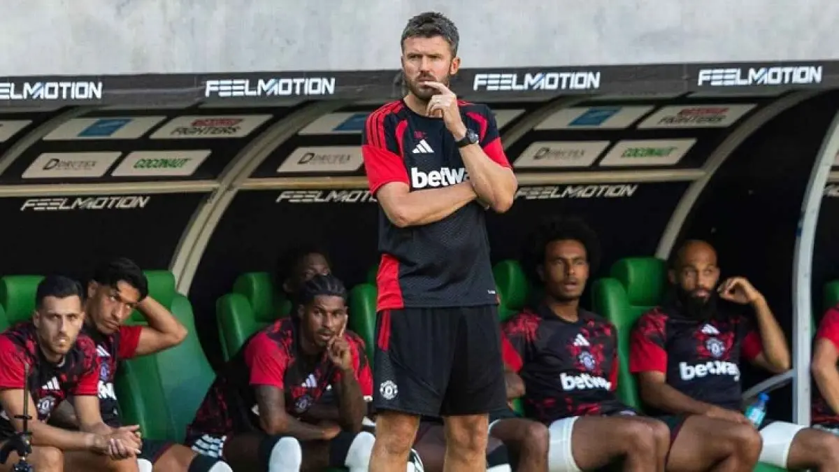 Michael Carrick mengatakan tidak ada alasan untuk kekalahan 4-2 timnya dari AC Milan, tetapi secara keseluruhan melihat pramusim timnya positif. (Andrzej Iwanczuk/NurPhoto via Getty Images)