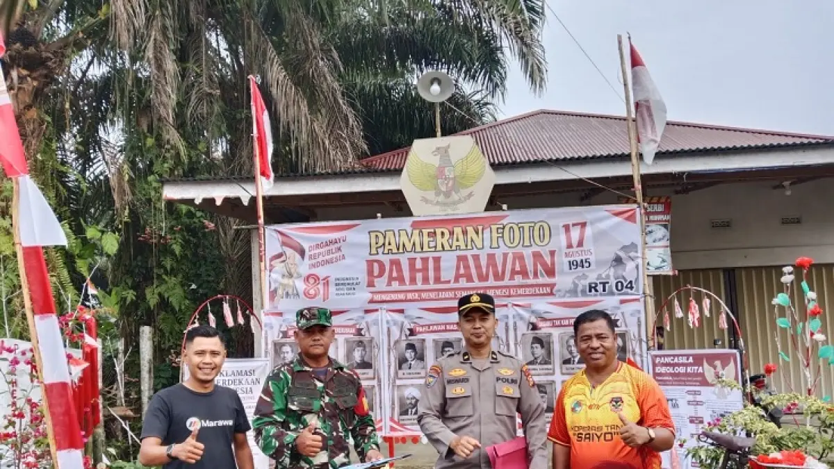 Pj Kades Perhentian Luas (kanan) Sasriadi SPd MPd, Kanit Humas Polsek Logas Tanah Darat Ipda Miswardi, Dan Pos Koramil 07 Kuantan Hilir Peltu Suparno, meninjau persiapan HUT RI ke 81 tahun, Ahad (16/8/2026). (Istimewa)