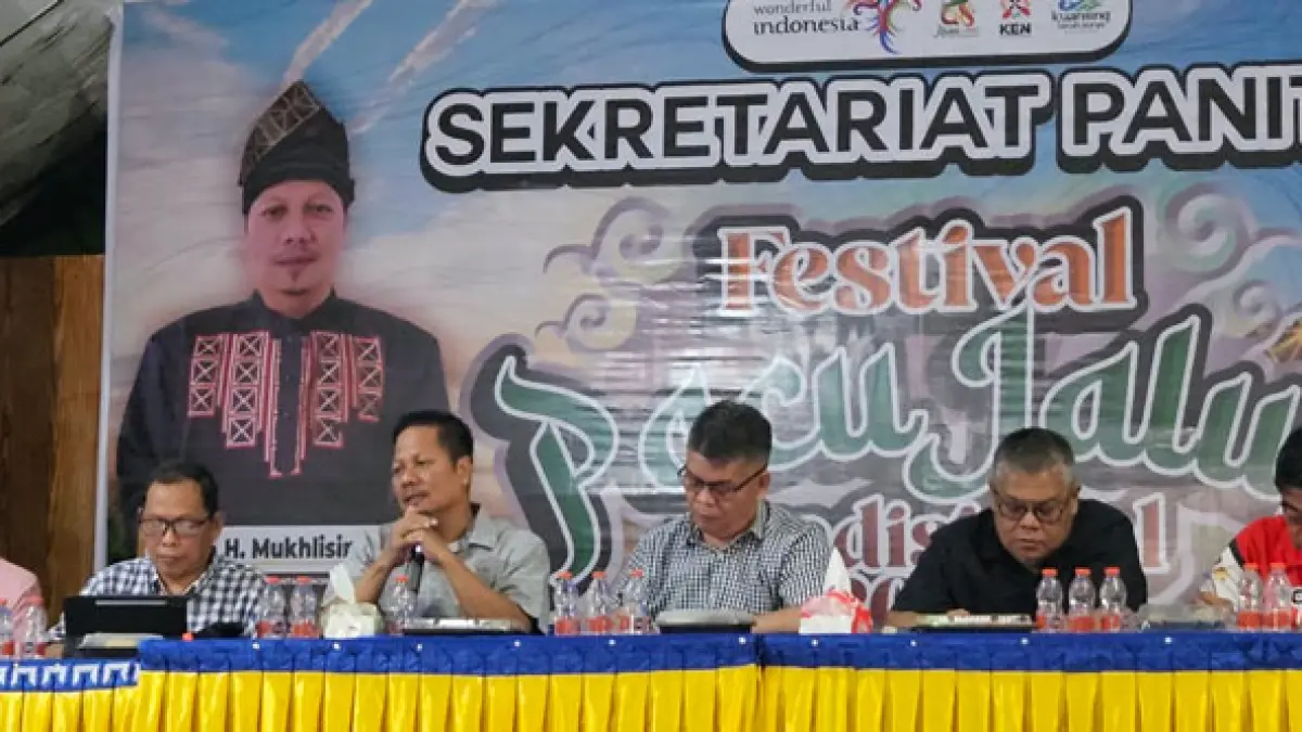 Plt Bupati Kuansing H Muklisin didampingi Pj Sekda Drs Muradi MSi saat membahas persiapan pelaksanaan festival pacu jalur tradisional 2026 di gedung Narosa Teluk Kuantan, Ahad (16/8/2026). (Desriandi Candra/Riaupos.co)