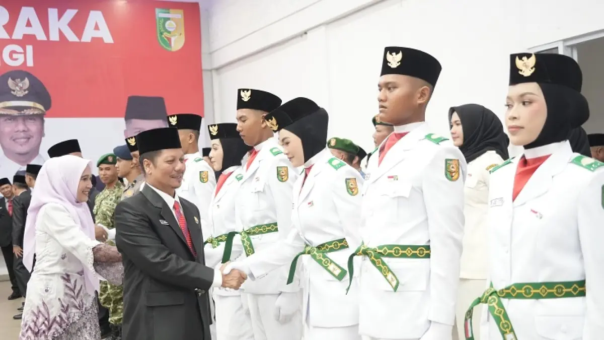 Plt Bupati Kuansing H Muklisin mengukuhkan paskibraka Kuansing di Pendopo Rumah Dinas Jabatan Bupati, Sabtu (15/8/2026) malam. (Desriandi Candrea/Riaupos.co)
