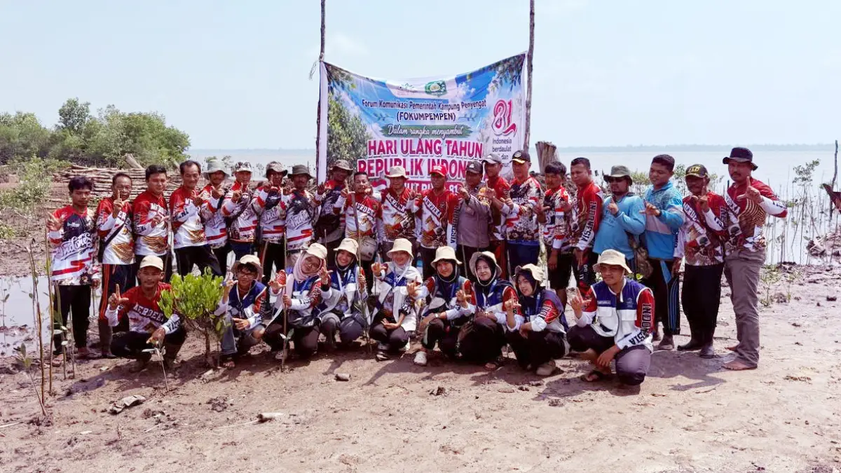 Semua pihak yang ikut melakukan penanam mangrove di Dusun III Mungkal, Desa Penyengat, Kecamatan Sungai Apit Kabupaten Siak, foto bersama, Jumat (14/8/2026).