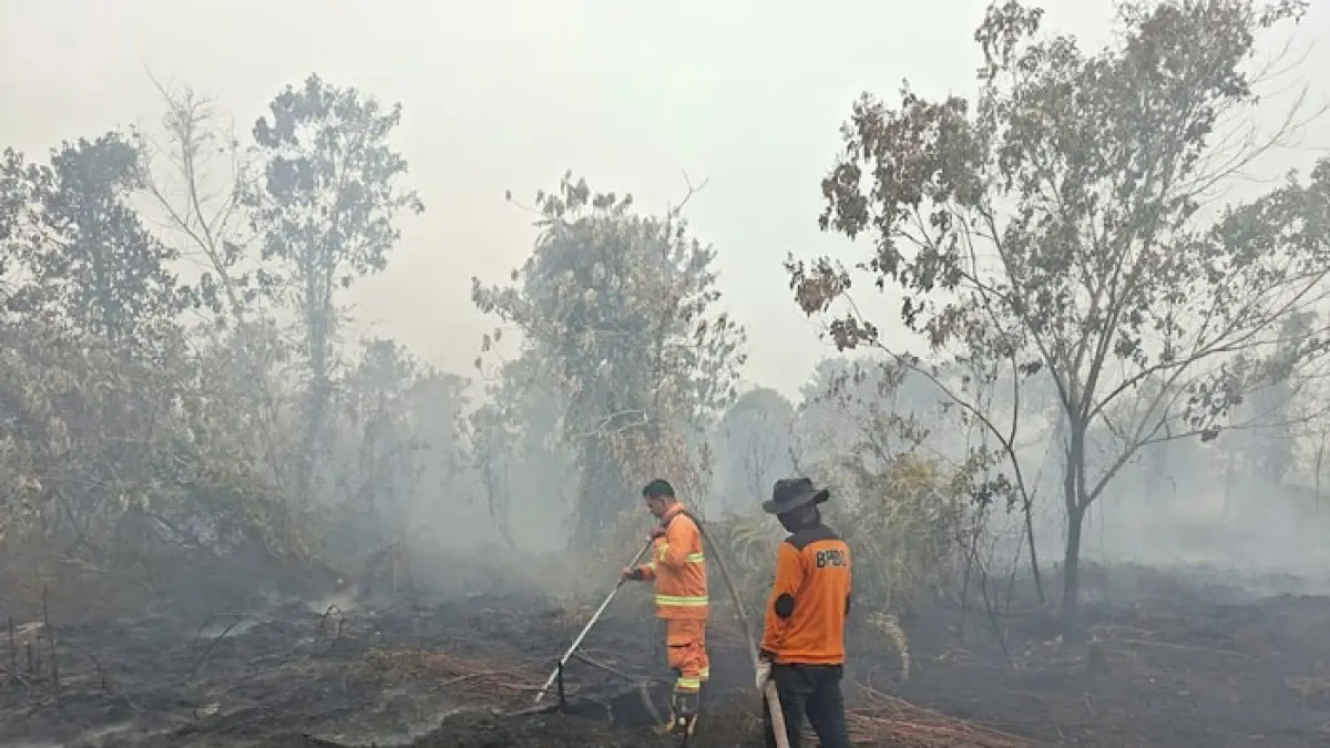 Tim TRC BPBD Kampar bersama tim gabungan memadamkan api yang membakar lahan di Jalan Keluarga, Desa Tarai Bangun, Kecamatan Tambang, Ahad (16/8/2026). (BPBD Kampar untuk Riaupos.co)